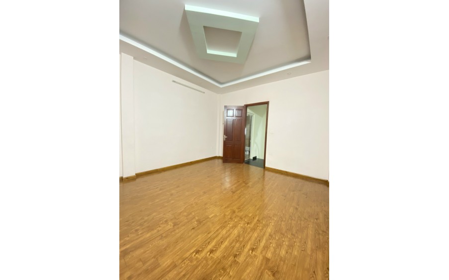 Cho thuê nhà nguyên căn ngõ 1395 ngay Quận ủy Hoàng Mai, 5 tầng, 33m2, 4 ngủ, 13.5 triệu